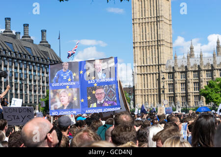 Manifestanti Anti-Brexit folla insieme sulla piazza del Parlamento di Londra durante il giorno con striscioni di Boris Johnson Foto Stock