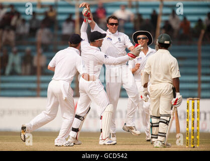 Il Graeme Swann dell'Inghilterra celebra il licenziamento dell'Aftab Ahmed del Bangladesh durante il primo test al Jahur Ahmed Chowdhury Stadium di Chittagong, Bangladesh. Foto Stock