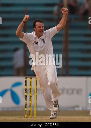 Il Graeme Swann dell'Inghilterra celebra il licenziamento dello Shakib al Hasan del Bangladesh durante il primo test al Jahur Ahmed Chowdhury Stadium di Chittagong, Bangladesh. Foto Stock