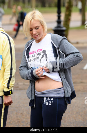 Kirsten o'Brien prende parte alla corsa di divertimento 'Mile for Missing People' di 10 km ad Hyde Park, Londra. Foto Stock