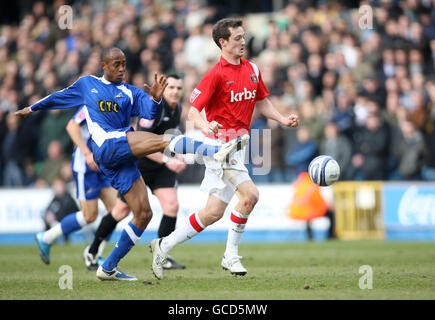 Jimmy Abdou di Millwall e Dave Mooney di Charlton Athletic combattono per la palla durante la partita di Coca-Cola League 1 al New Den, Londra. Foto Stock