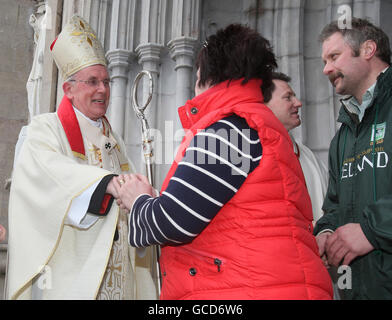 Il capo della Chiesa cattolica in Irlanda il Cardinale Sean Brady incontra i parrocchiani durante la messa dei giorni di San Patrizio nella Cattedrale di Armagh, dopo che oggi si è scusato per le rivelazioni che non è riuscito ad avvertire la polizia di un famigerato prete pedofilo. Foto Stock