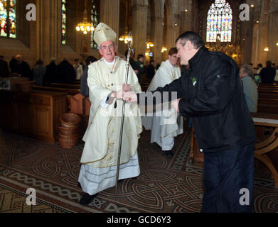 Il capo della Chiesa cattolica in Irlanda il Cardinale Sean Brady incontra i parrocchiani durante la messa dei giorni di San Patrizio nella Cattedrale di Armagh, dopo che oggi si è scusato per le rivelazioni che non è riuscito ad avvertire la polizia di un famigerato prete pedofilo. Foto Stock