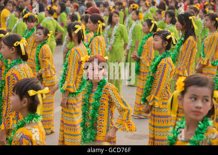 Danza tradizionale di ragazze in acqua Thingyan Festival presso il Myanmar Nuovo Anno nel centro della città di Mandalay in Manamar in Sout Foto Stock