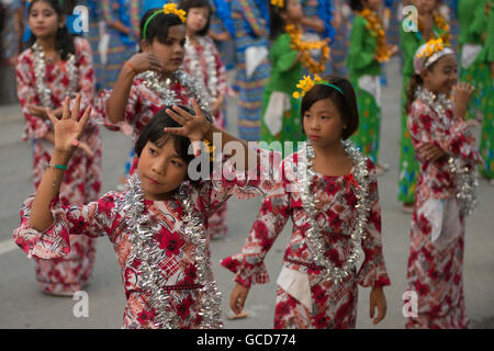 Danza tradizionale di ragazze in acqua Thingyan Festival presso il Myanmar Nuovo Anno nel centro della città di Mandalay in Manamar in Sout Foto Stock