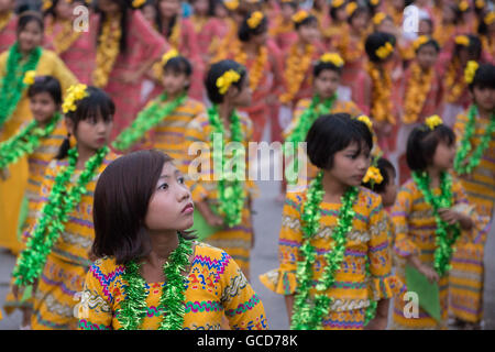 Danza tradizionale di ragazze in acqua Thingyan Festival presso il Myanmar Nuovo Anno nel centro della città di Mandalay in Manamar in Sout Foto Stock