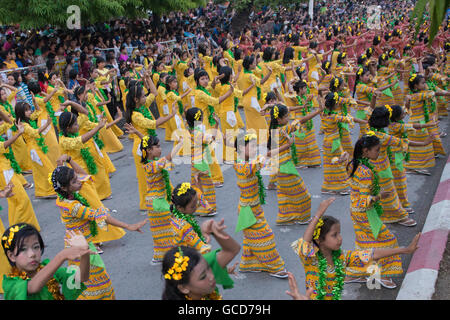 Danza tradizionale di ragazze in acqua Thingyan Festival presso il Myanmar Nuovo Anno nel centro della città di Mandalay in Manamar in Sout Foto Stock