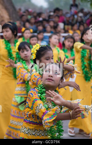 Danza tradizionale di ragazze in acqua Thingyan Festival presso il Myanmar Nuovo Anno nel centro della città di Mandalay in Manamar in Sout Foto Stock