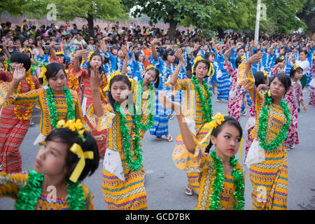 Danza tradizionale di ragazze in acqua Thingyan Festival presso il Myanmar Nuovo Anno nel centro della città di Mandalay in Manamar in Sout Foto Stock