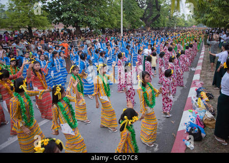 Danza tradizionale di ragazze in acqua Thingyan Festival presso il Myanmar Nuovo Anno nel centro della città di Mandalay in Manamar in Sout Foto Stock