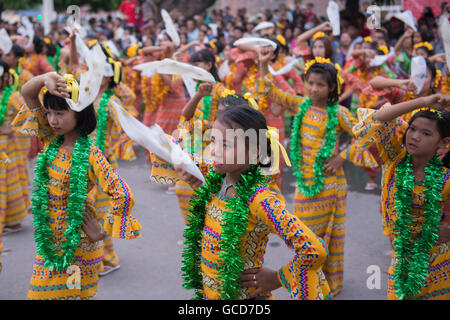 Danza tradizionale di ragazze in acqua Thingyan Festival presso il Myanmar Nuovo Anno nel centro della città di Mandalay in Manamar in Sout Foto Stock