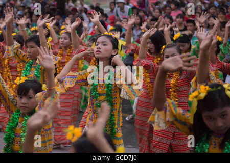 Danza tradizionale di ragazze in acqua Thingyan Festival presso il Myanmar Nuovo Anno nel centro della città di Mandalay in Manamar in Sout Foto Stock