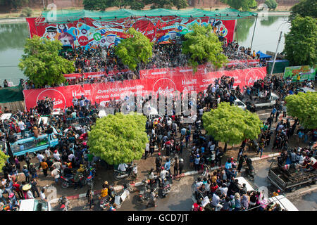 Le persone al Waterparty all'acqua Thingyan Festival presso il Myanmar Nuovo Anno nel centro della città di Mandalay in Manamar nella SOU Foto Stock