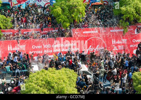 Le persone al Waterparty all'acqua Thingyan Festival presso il Myanmar Nuovo Anno nel centro della città di Mandalay in Manamar nella SOU Foto Stock