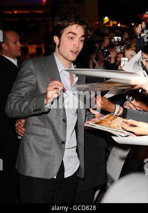 Robert Pattinson arriva per la prima inglese di Remember Me all'Odeon, Leicester Square, Londra Foto Stock