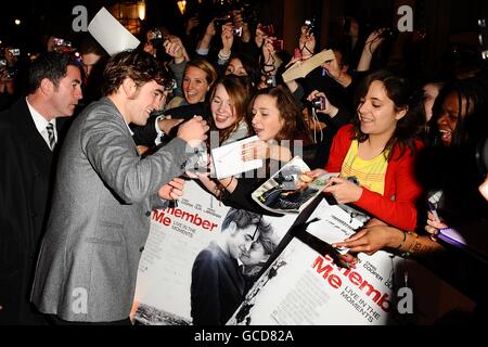 Robert Pattinson arriva per la prima inglese di Remember Me all'Odeon, Leicester Square, Londra Foto Stock