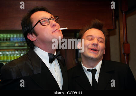 COMMEDIA DUO VIC REEVES (A SINISTRA) E BOB MORTIMER ALLA CERIMONIA BAFTA AWARDS A LONDRA. Foto Stock