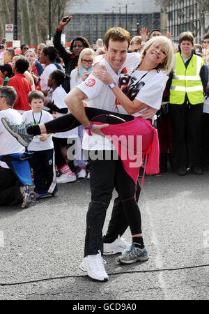 Prima di partecipare al Sainsbury's Sport Relief Mile, sulla Southbank di Londra, venite a ballare il professionista Anton Du Beke e Jo Wood. La carità è carità sta raccogliendo fondi per i poveri nel Regno Unito e all'estero. Foto Stock