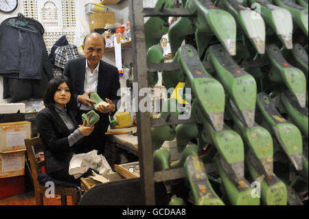 Studente Jimmy Choo. Il designer di scarpe Jimmy Choo dà una lezione allo studente Nikki Lin, presso il suo laboratorio di Londra. Foto Stock