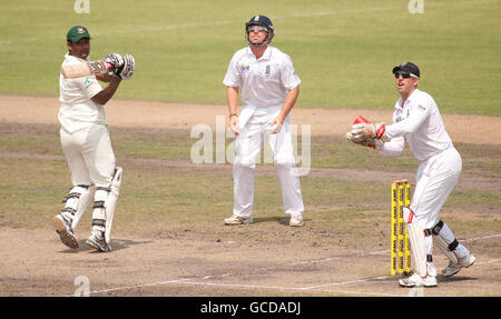 Tamim Iqbal del Bangladesh guarda indietro per vedere il suo colpo caduto da Jonathan Trott dell'Inghilterra durante la seconda prova allo Stadio Nazionale di Shere Bangla, Mirpur, Dhaka, Bangladesh. Foto Stock