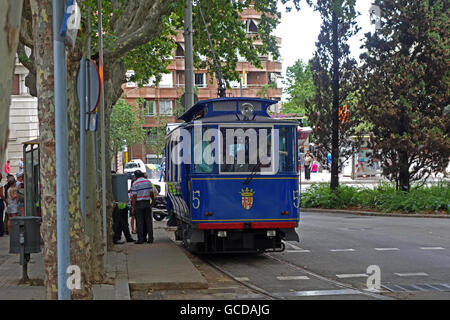Barcellona, Spagna - 1 agosto 2015: famoso e uno dei più antichi del mondo tram Tramvia Blau in Barcellona, Spagna Foto Stock