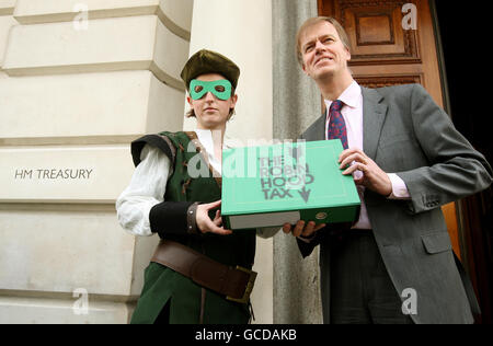 Jenny Ricks dà una scatola verde di bilancio al Segretario principale del Tesoro Stephen Timms fuori del Tesoro HM a Westminster, nel centro di Londra, come attivisti per la 'Robin Hood Tax' ha chiesto al Cancelliere di avviare un accordo internazionale per una nuova tassa sulle transazioni finanziarie. Foto Stock