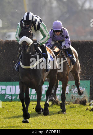 Chase di mezzanotte guidato da Dougie Costello (a sinistra) e giggles o'shea Guidato da Jay Pemberton durante il Sara Sparklers Stakes principianti Inseguimento Foto Stock