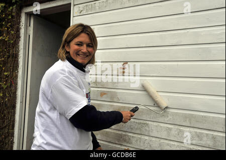 Il capitano dell'Inghilterra Charlotte Edwards durante il lancio del Natwest CricketForce 2010 all'Harrow St Mary's Cricket Club, Londra. Foto Stock