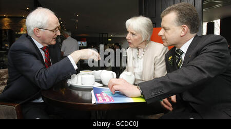 Il leader del Partito Verde John Gormley (sinistra), il Ministro di Stato Mary White e l'ex Ministro Junior Trevor Sargent si rompono durante la Green Party Convention al Tower Hotel di Waterford. Foto Stock