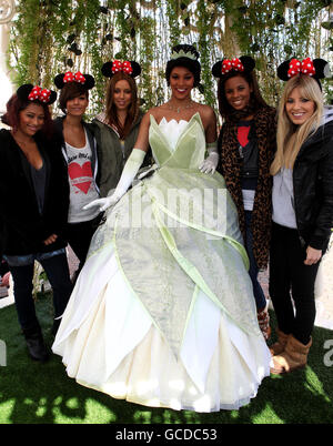 Il sabato (1° - 3° a sinistra) Vanessa White, Frankie Sandford, una Healy, (5° - 6° a sinistra) Rochelle Wiseman e Mollie King con la principessa Tiana (4° a sinistra) dalla Principessa e la Rana all'evento di lancio del New Generation Festival a Disneyland Paris. Foto Stock