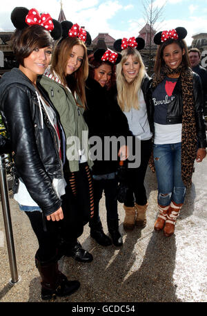 (Sinistra - destra) il sabato, Frankie Sandford, una Healy, Vanessa White Mollie King e Rochelle Wiseman all'evento di lancio del New Generation Festival a Disneyland Paris. Foto Stock