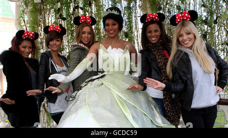 Il sabato (1° - 3° a sinistra) Vanessa White, Frankie Sandford, una Healy, (5° - 6° a sinistra) Rochelle Wiseman e Mollie King con la principessa Tiana (4° a sinistra) dalla Principessa e la Rana all'evento di lancio del New Generation Festival a Disneyland Paris. Foto Stock