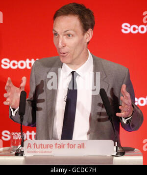 Il Segretario di Stato per la Scozia Jim Murphy, si rivolge ai delegati della conferenza di primavera scozzese del lavoro al Glasgow Science Centre. Foto Stock