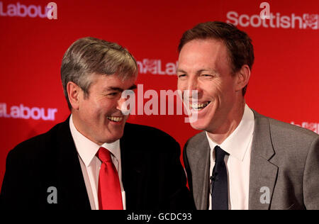 Il Segretario di Stato per la Scozia Jim Murphy (a destra) si congratula con il leader laburista scozzese Iain Gray (a sinistra), dopo il suo discorso ai delegati alla conferenza primaverile scozzese del Labor al Glasgow Science Center. Foto Stock