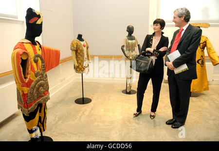 Erin o'Connor e il regista di V&A Mark Jones hanno visto le esposizioni durante il lancio per la stampa di Diaghilev e dell'Età d'Oro dei Ballets Russes 1909-1929, che si apre in autunno al Victoria and Albert Museum (V&A) di Londra. Foto Stock