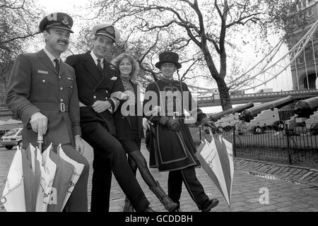 Oggi a Londra si è fatto il massimo per la "Tower of London Jog" in aiuto della British Heart Foundation sono (da sinistra a destra) Squadron LeaderJeremy Bacon, l'ammiraglio Jeremy Larken, Debbie Moore, Presidente dei Pineapple Dance Studios e un Beefeater della Tower of London. La corsa intorno al fossato della Torre di Londra (un circuito di 1 km) si svolge mercoledì 17 maggio 1989, nell'ambito delle celebrazioni per l'ottocento anniversario del Signore Sindaco di Londra. Foto Stock