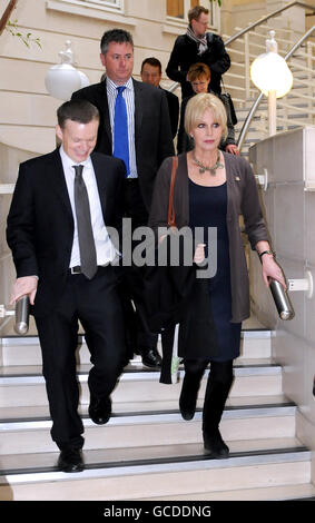 Joanna Lumley, attivista di Gurkha, arriva a 4 Millbank prima di parlare durante una conferenza stampa al ristorante Atrium in risposta ai recenti attacchi contro di lei e alla campagna di giustizia di Gurkha, Londra. Foto Stock