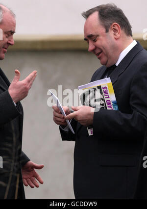 Il primo ministro scozzese Alex Salmond (destra) partecipa ai funerali dell'ex leader SNP Billy Wolfe al crematorio di Holytown a Motherwell. Foto Stock