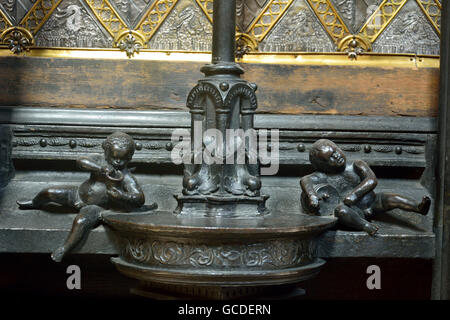 Un dettaglio del santuario di bronzo di San Sebald presso il St Sebalduskirche a Norimberga Foto Stock