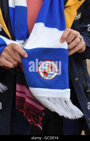 Calcio - Coca-Cola Football League Championship - Reading v West Bromwich Albion - Madejski Stadium. Un fan di Reading mostra il suo sostegno fuori dallo stadio Madejski, sede del Reading Football Club Foto Stock