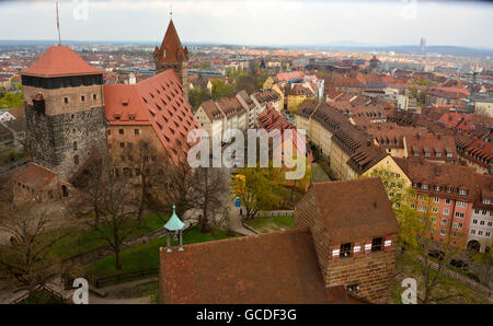 Vista su Norimberga dalla cima della torre Sinwell del castello Kaiserburg Foto Stock