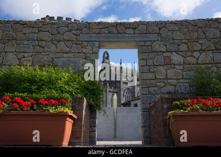 Cappella reale presso il castello di Dublino si vede attraverso l'entrata del Garda memorial garden. Foto Stock