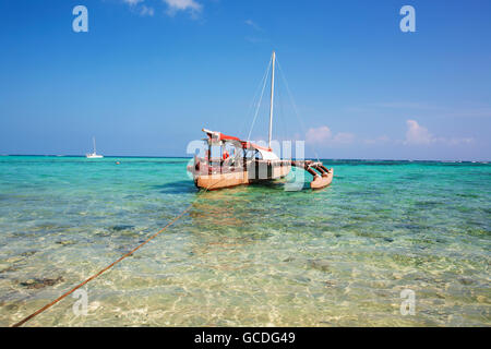 Canoa Outrigger a Waimanalo Beach; Oahu, Hawaii, Stati Uniti d'America Foto Stock