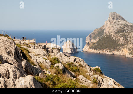 La rocciosa costa nord di Maiorca ( Mallorca ), vicino a Cala Formentor, Maiorca Isole Baleari, Spagna Europa Foto Stock