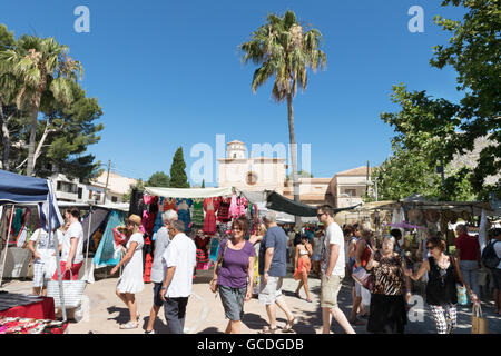 Turisti e gente locale shopping, Pollenca ( Pollensa ) mercato, Mallorca ( ) di Maiorca, isole Baleari, Spagna Europa Foto Stock