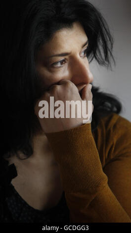 Robina Qureshi, direttore di Positive Action in Housing, durante una conferenza stampa al Petershill Leisure Centre di Glasgow. Foto Stock