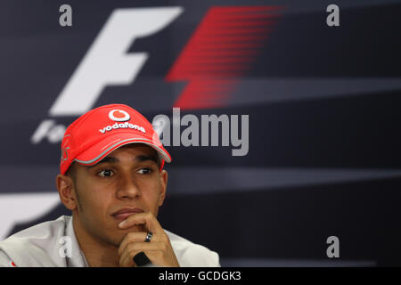 McLaren piloti Jenson Button (in alto a sinistra) e Lewis Hamilton ((in alto a destra) con Fernando Alonso della Ferrari (in basso a sinistra) e il pilota Mercedes Michael Shumacher durante la conferenza stampa in vista del Paddock Day al Bahrain International Circuit di Sakhir, Bahrain. Foto Stock