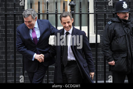 Il primo ministro Gordon Brown saluta il presidente francese Nicolas Sarkozy a Downing Street a Londra, come parte della visita del presidente francese nel Regno Unito. PREMERE ASSOCIAZIONE foto. Data immagine: Venerdì 12 marzo 2010. Il leader francese parlerà più tardi con il leader del partito conservatore David Cameron. Vedi PA storia POLITICA Sarkozy. Il credito fotografico dovrebbe essere: Anthony Devlin/PA Wire Foto Stock