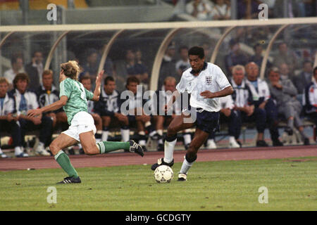 Inglese Des Walker dummies Germania Ovest Jurgen Klinsmann (l) Foto Stock