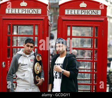 Amir Khan (a sinistra) e Paulie Malignaggi durante la conferenza stampa al Penthouse di Londra. Foto Stock